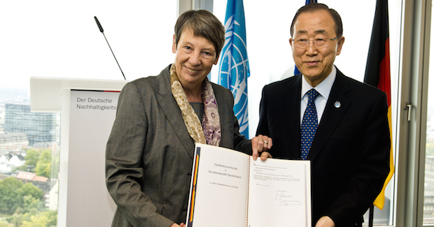 Bundesumweltministerin Barbara Hendricks überreicht UN-Generalsekretär Ban Ki-Moon die deutsche Ratifikationsurkunde zum Pariser Klimaschutzabkommen. Copyright: BMUB/Michael Gottschalk
